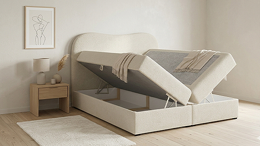Cama tapizada con espacio de almacenamiento: perfecta para un dormitorio pequeño.