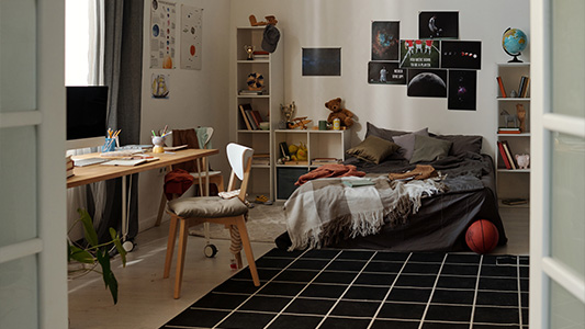 Habitación juvenil para niño: inspiración para un interior elegante y práctico.
