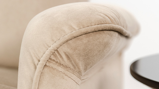 Sofás o sillones de terciopelo: ¿cuál es la mejor opción para tu salón?
